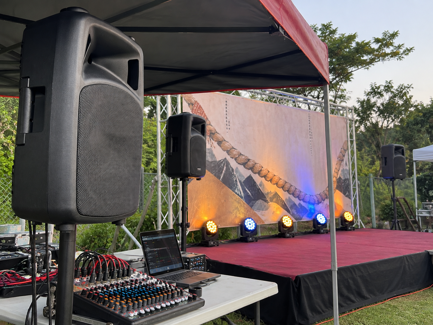 活動燈光音響設備配置,包含音響、混音器、LED PAR燈與燈架